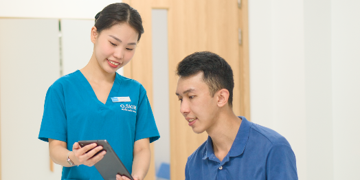 Nhân viên O2 SKIN tư vấn và hỗ trợ khách hàng