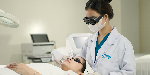 Bác sĩ O2 SKIN thực hiện kỹ thuật chăm sóc và điều trị da