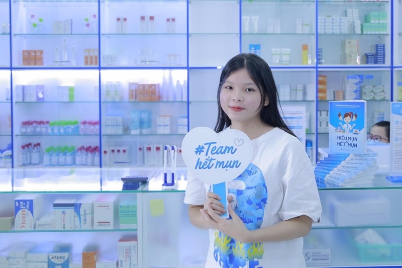 Thùy Linh rạng rỡ sau khi điều trị mụn tại O2 SKIN