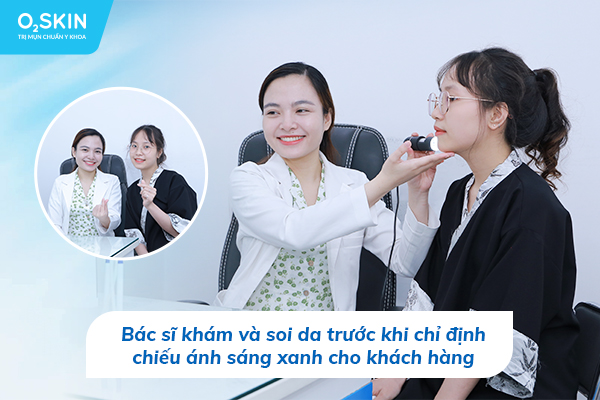 Bác sĩ khám và soi da trước khi chỉ định chiếu ánh sáng xanh cho khách hàng