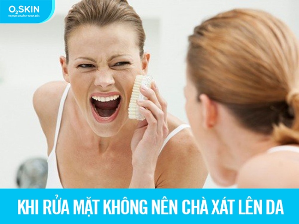 Khi rửa mặt không nên chà xát lên da.