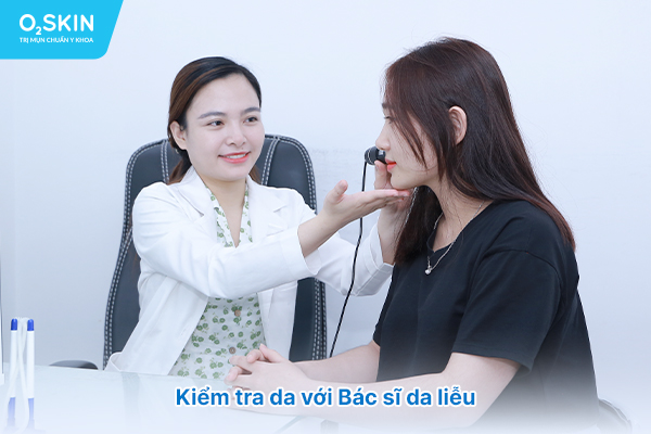 Kiểm tra da với Bác sĩ da liễu.