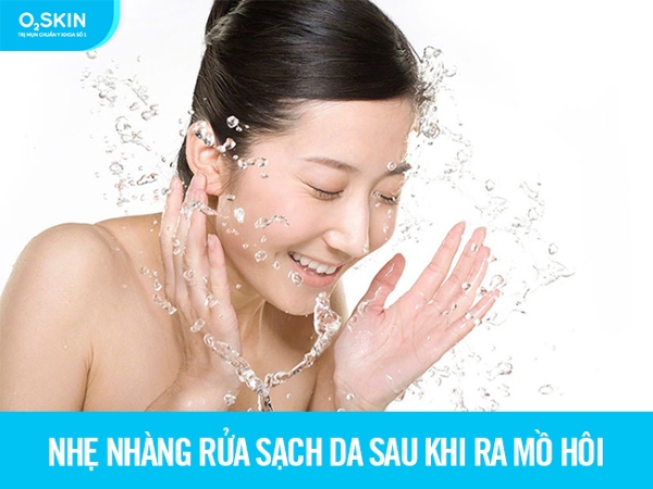 Nhẹ nhàng rửa sạch da sau khi ra mồ hôi.