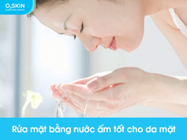 rửa mặt bằng nước ấm