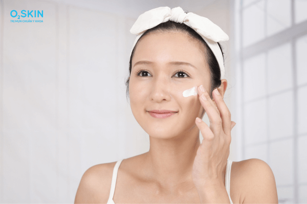 Dưỡng ẩm trước khi dùng retinol