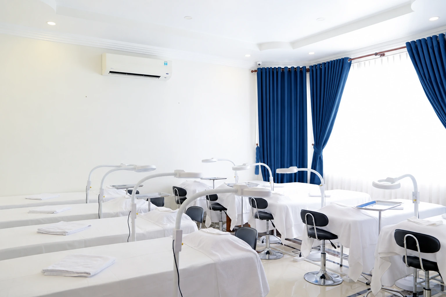 Phòng chăm sóc da tại O2 SKIN với giường điều trị và trang thiết bị