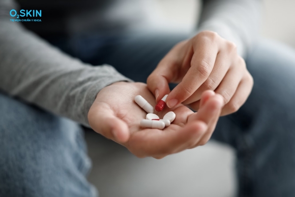 Điều trị mụn mọc dưới cằm