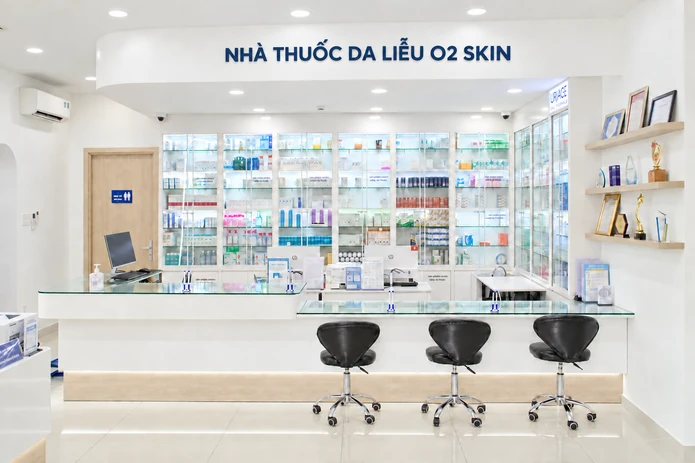 Không gian Nhà thuốc Da liễu O2 SKIN với quầy và tủ trưng bày dược mỹ phẩm