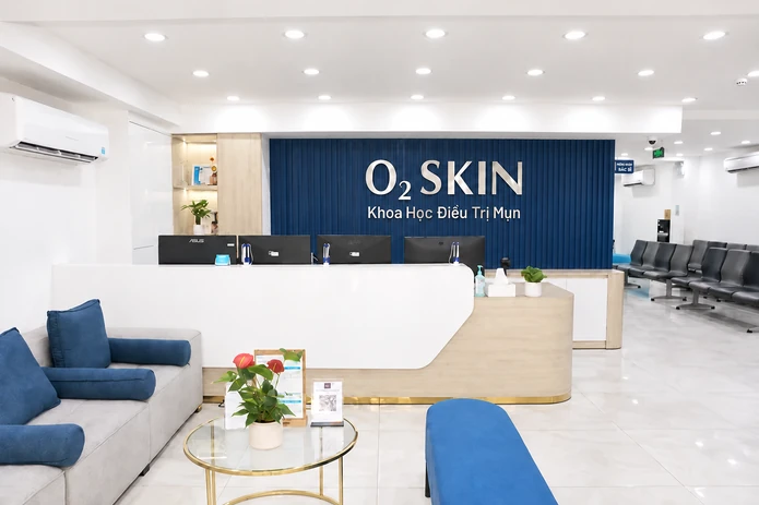 Quầy lễ tân và khu vực chờ tại phòng khám Da liễu O2 SKIN