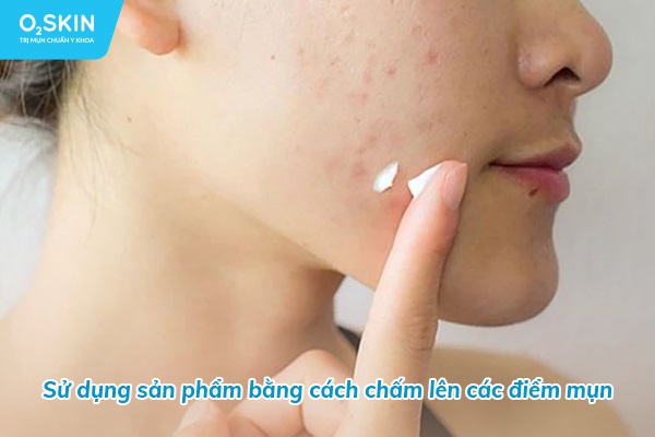 Sử dụng sản phẩm bằng cách chấm lên các điểm mụn