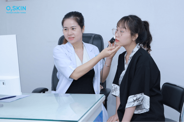 Bác sĩ O2 SKIN tham khám và tư vấn 