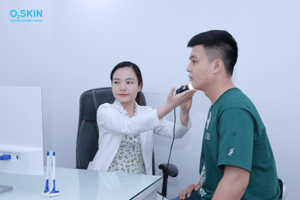 Bác sĩ O2 SKIN khám mụn