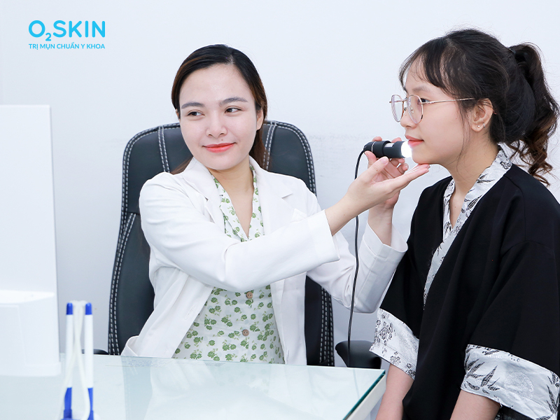 Bác sĩ O2 SKIN khám mụn