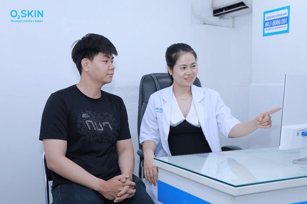 Bác sĩ O2 SKIN khám mụn