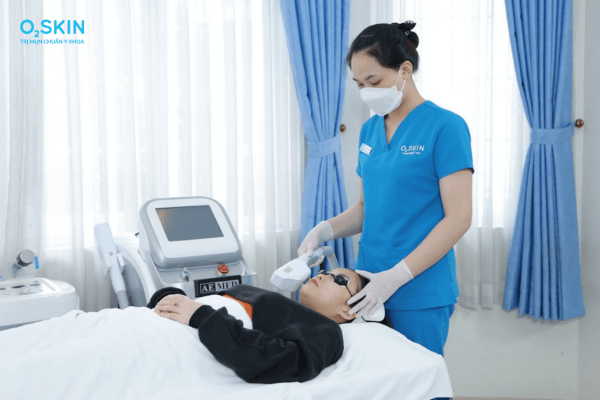 Thực hiện phương pháp IPL trong điều trị mụn nhọt