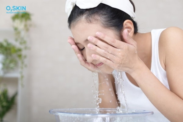 Rửa mặt đúng cách cho da dầu mụn