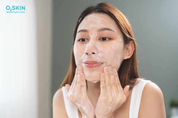 Lý do da dầu dùng dầu tẩy trang bị mụn