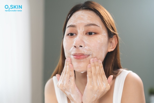Làm sạch da trị mụn trứng cá ở tuổi dậy thì