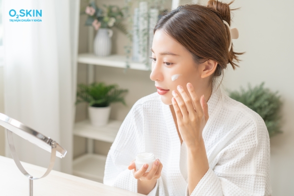 Nặn mụn trứng cá xong bôi gì