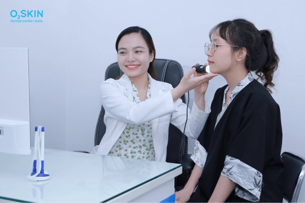 Mụn trứng cá có nên dùng sữa rửa mặt