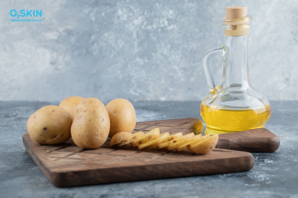 Trị mụn trứng cá bằng khoai tây và dầu oliu