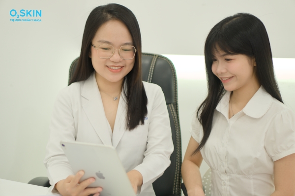 Mọc mụn ở thái dương phải làm sao