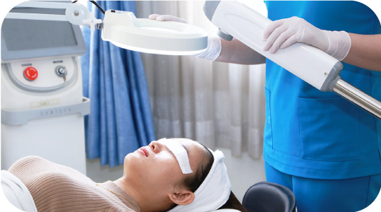 Bước 3: Xông hơi và làm mềm da trước khi nặn mụn