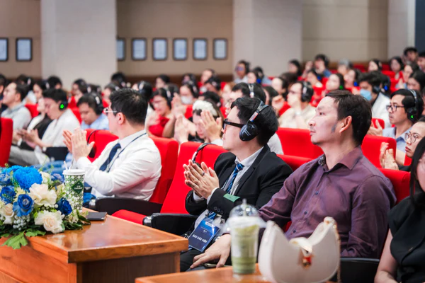 Đại biểu theo dõi chương trình hội thảo về điều trị sẹo lõm