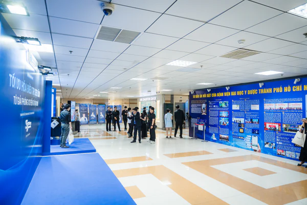 Không gian bên ngoài hội trường tại Bệnh viện Đại học Y Dược TP.HCM